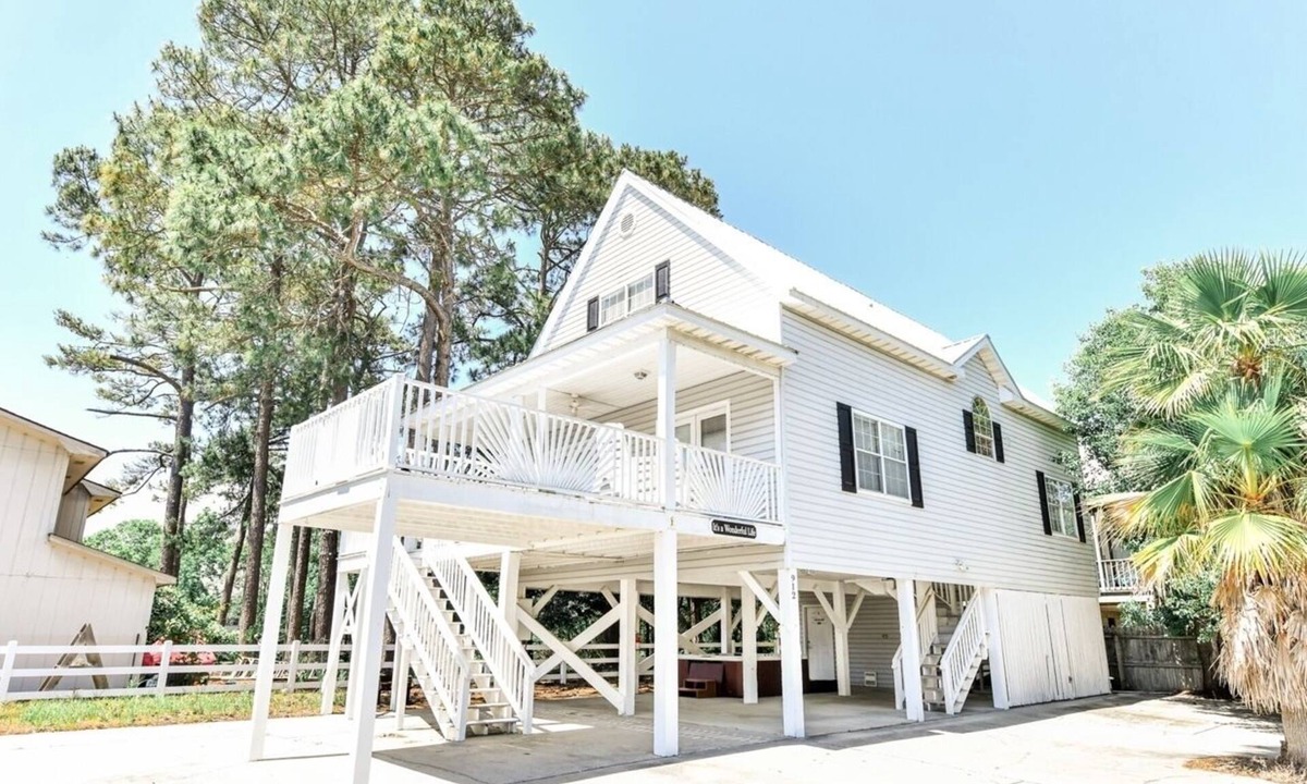 Surfside Beach House | 1 block to beach Pet friendly large deck & living space +plenty PK