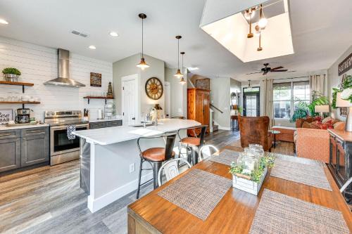 Bluffton House | 1 Mi to Old Town: Cheerful Bluffton Townhome!