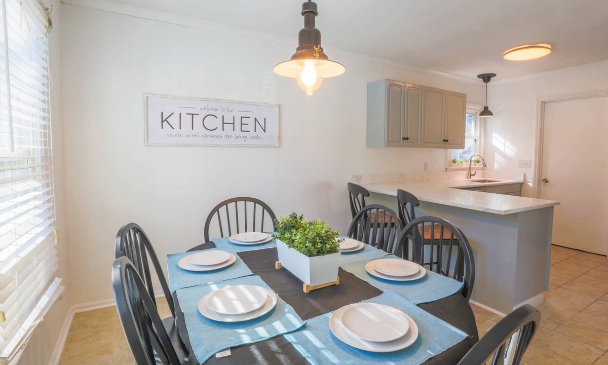 Mount Pleasant House | 10 Minutes to Beach & Downtown! Renovated Dog Friendly Home w/Bunk Bedroom & Fenced Backyard
