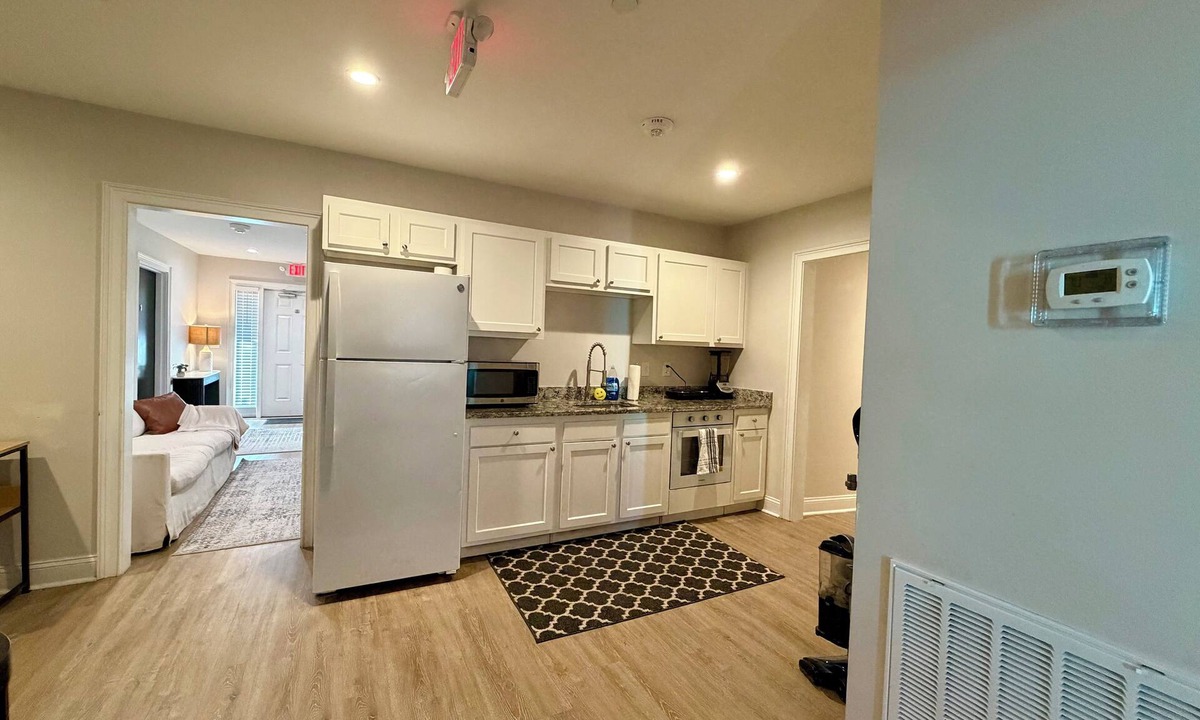 North Charleston House | 13 Bedroom 9 Bathroom crew housing, 2 kitchens, laundry rooms, parking, unit c+f