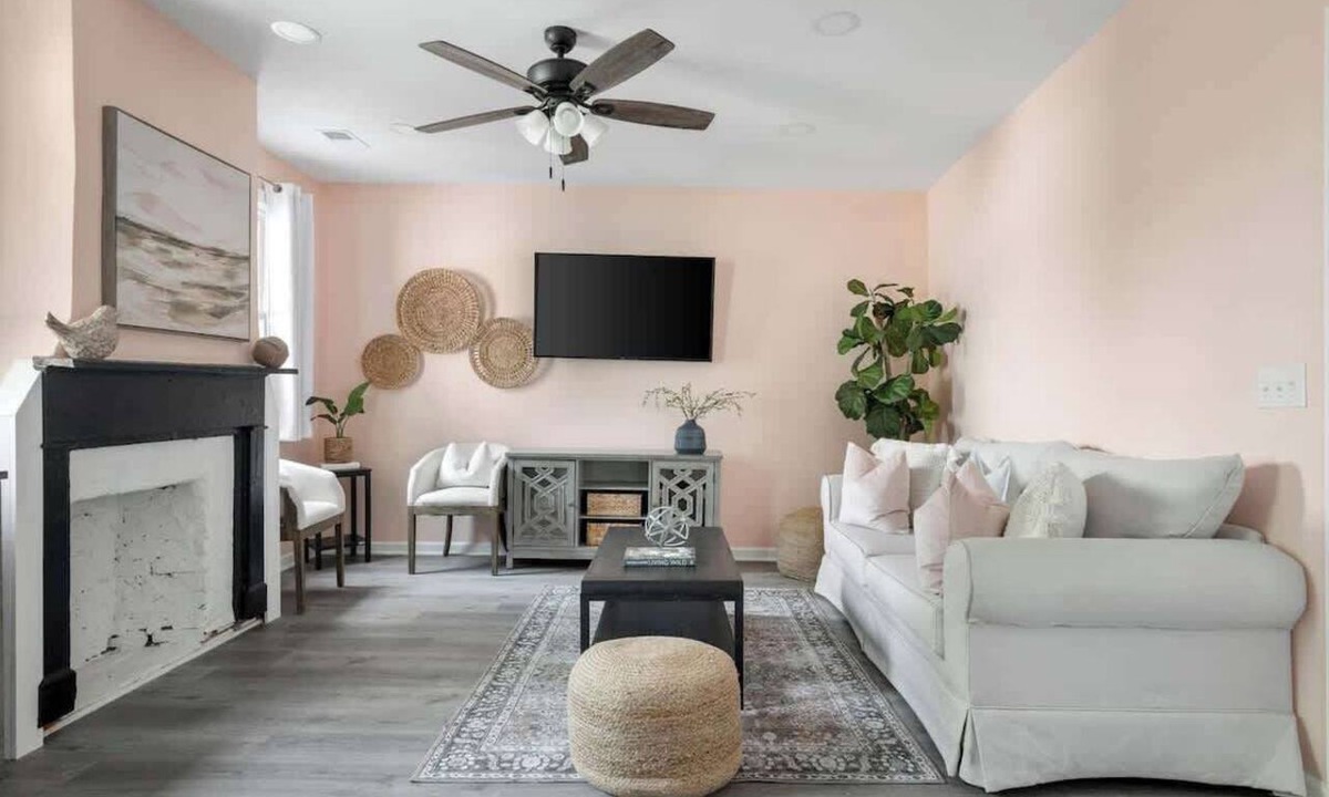 Cannonborough Elliotborough Apartment | 1880s Charleston Single. Bermuda Suite one bedroom
