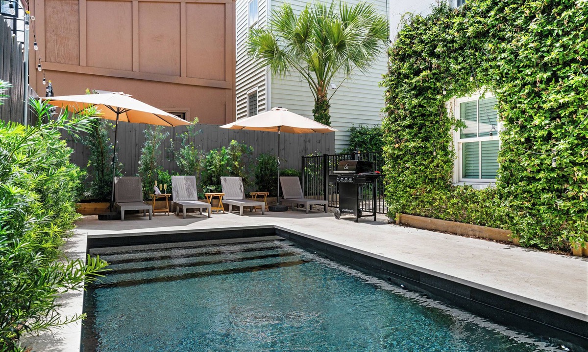 Cannonborough Elliotborough House | 19 Bedrooms in CHS | Private Pool! | The Oikos