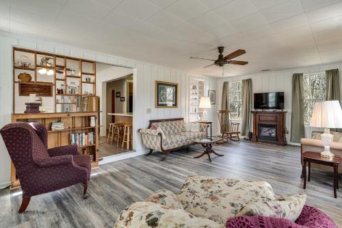 Martin House | 2-Acre Farmhouse w/Animals! Allendale Retreat