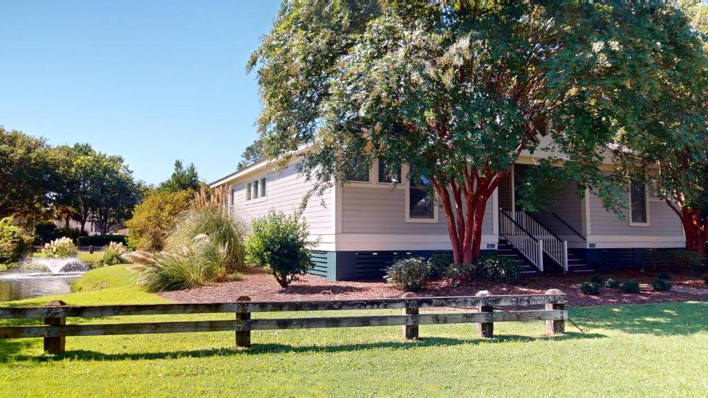 Litchfield by the Sea House | 2 Bdrm Lakeside Villa Scenic View With Amenities