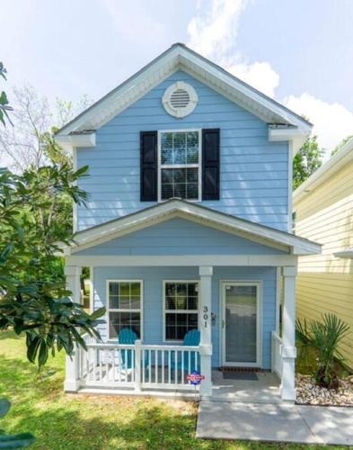 Myrtle Beach House | 2 Bedroom Coastal Cottage 1 block to the beach