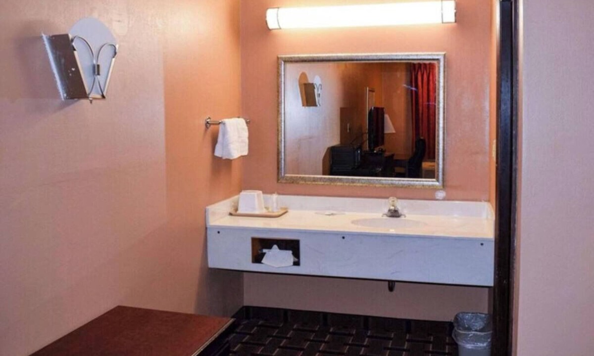 Richburg Hotel | 2 Family-Friendly Queen Rooms Near Shopping + Attractions – Great for Kids