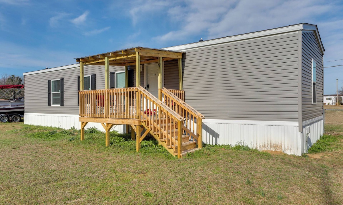 Santee House | 2 Mi to Lake Marion! Pet-Friendly Home w/Yard