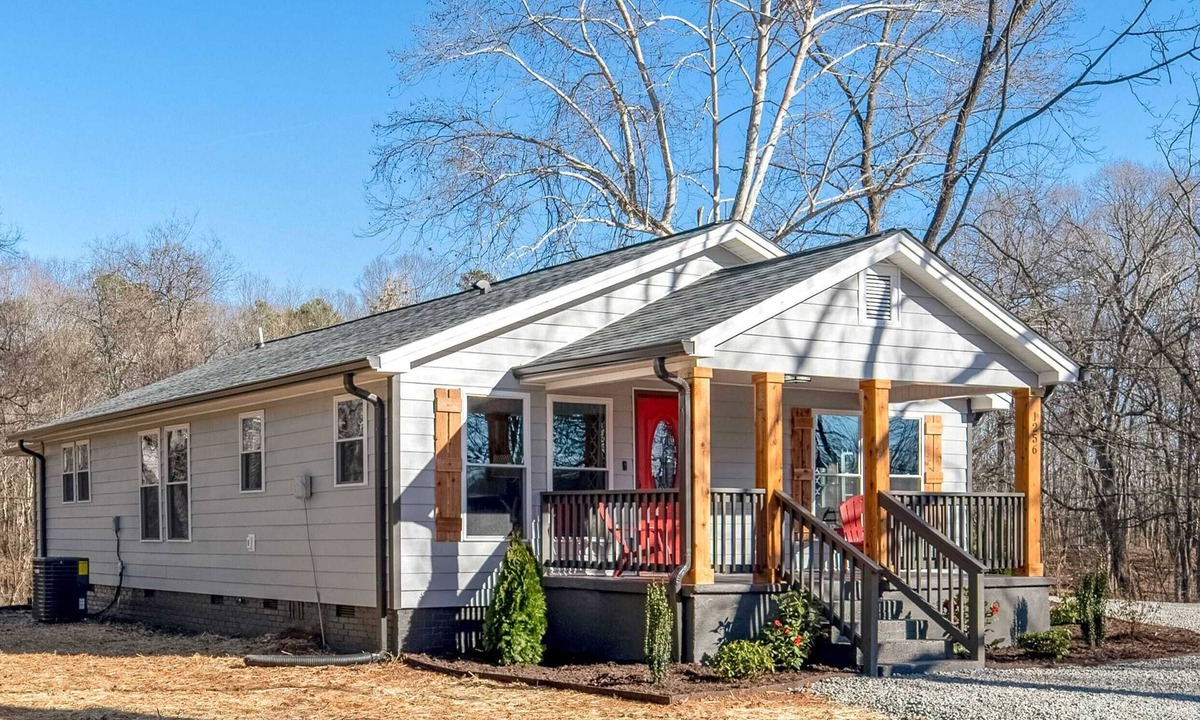 Mount Holly House | “27 Craftsman” – Remodeled Private Country Retreat Near Downtown Mt. Holly