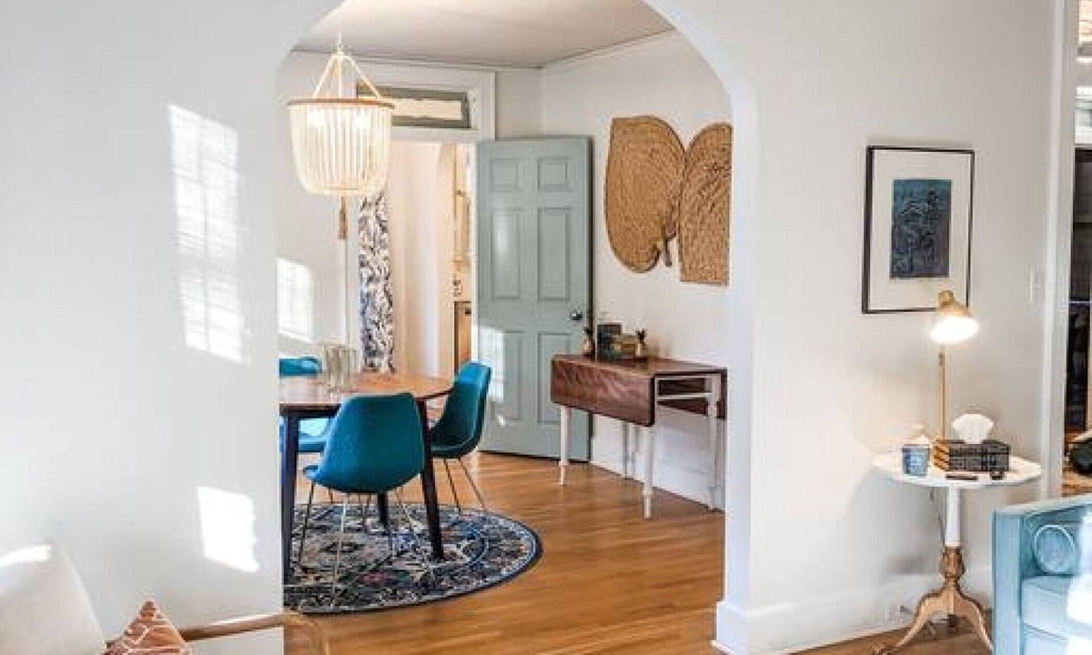 Shandon Apartment | 2917 Monroe Upstairs · Stylish Blue Oasis Apt ☆1.5 miles to USC☆