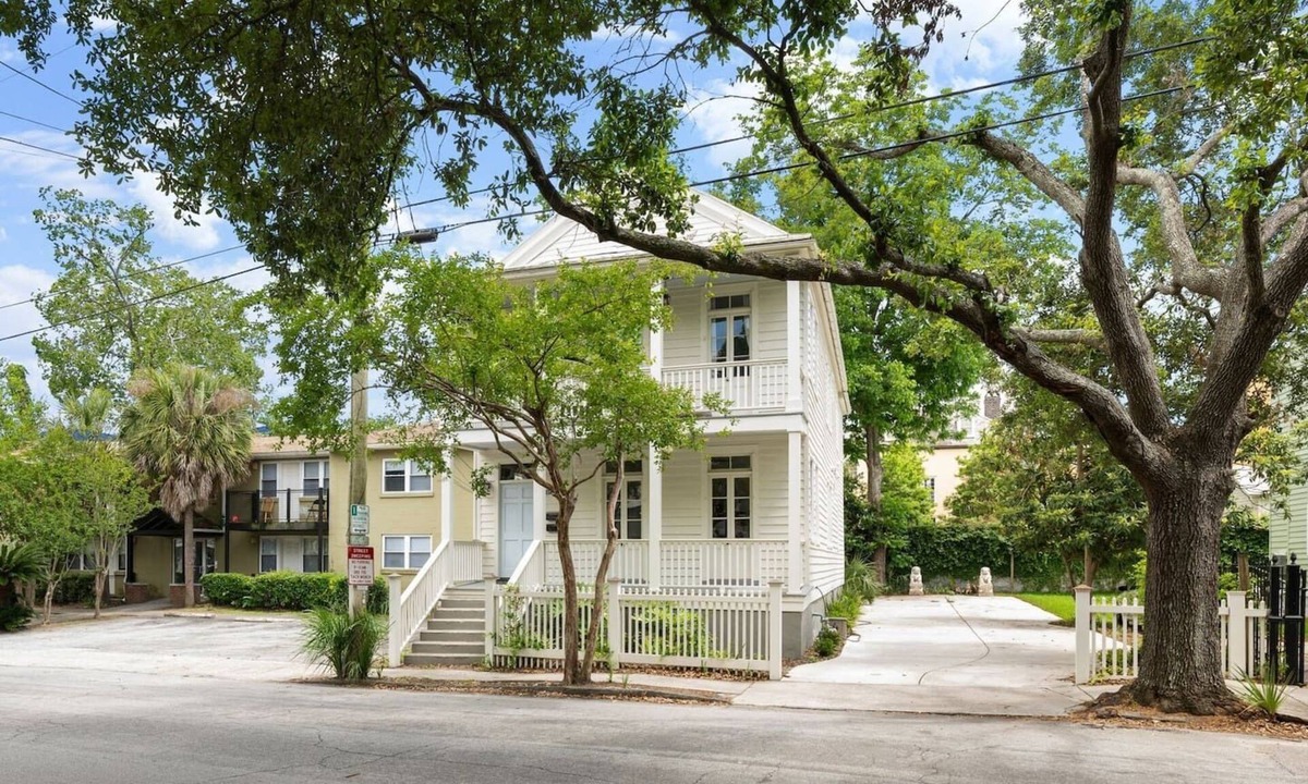 Downtown Charleston Apartment | 3 Bedroom Downstairs Unit - 3 Blocks to King St.