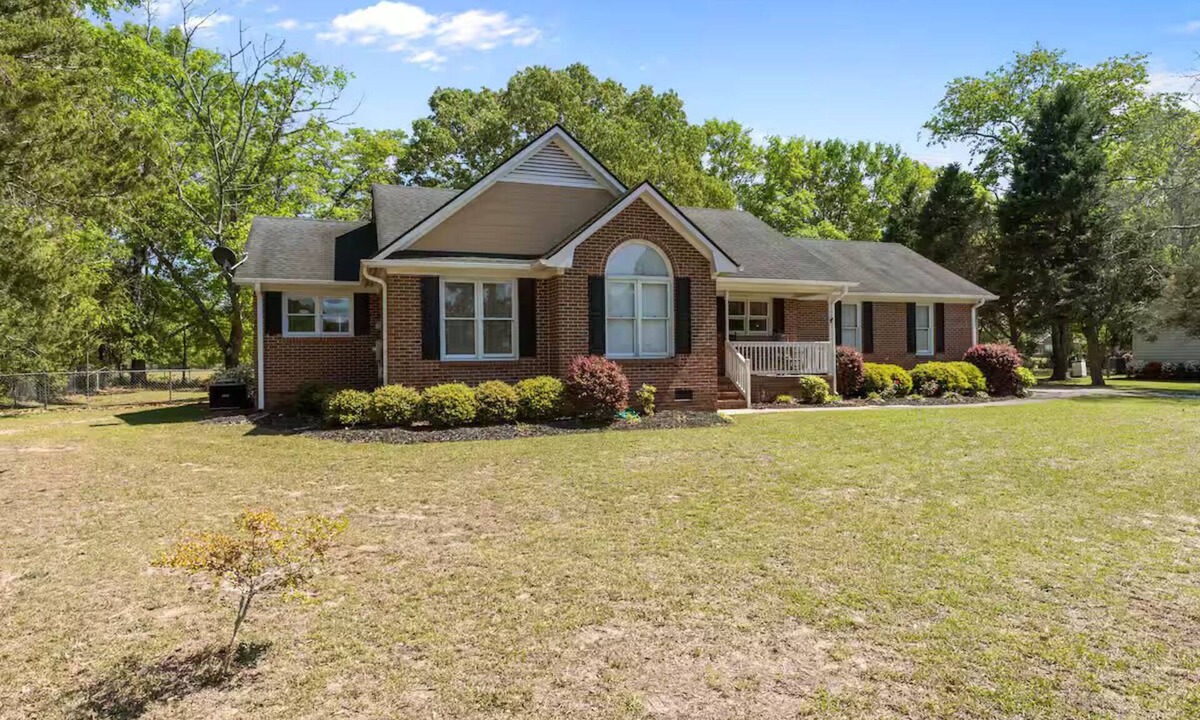 Cape Fear House | 3-bedroom house in fabulous Eastover with WIFI, all you need is your clothes!
