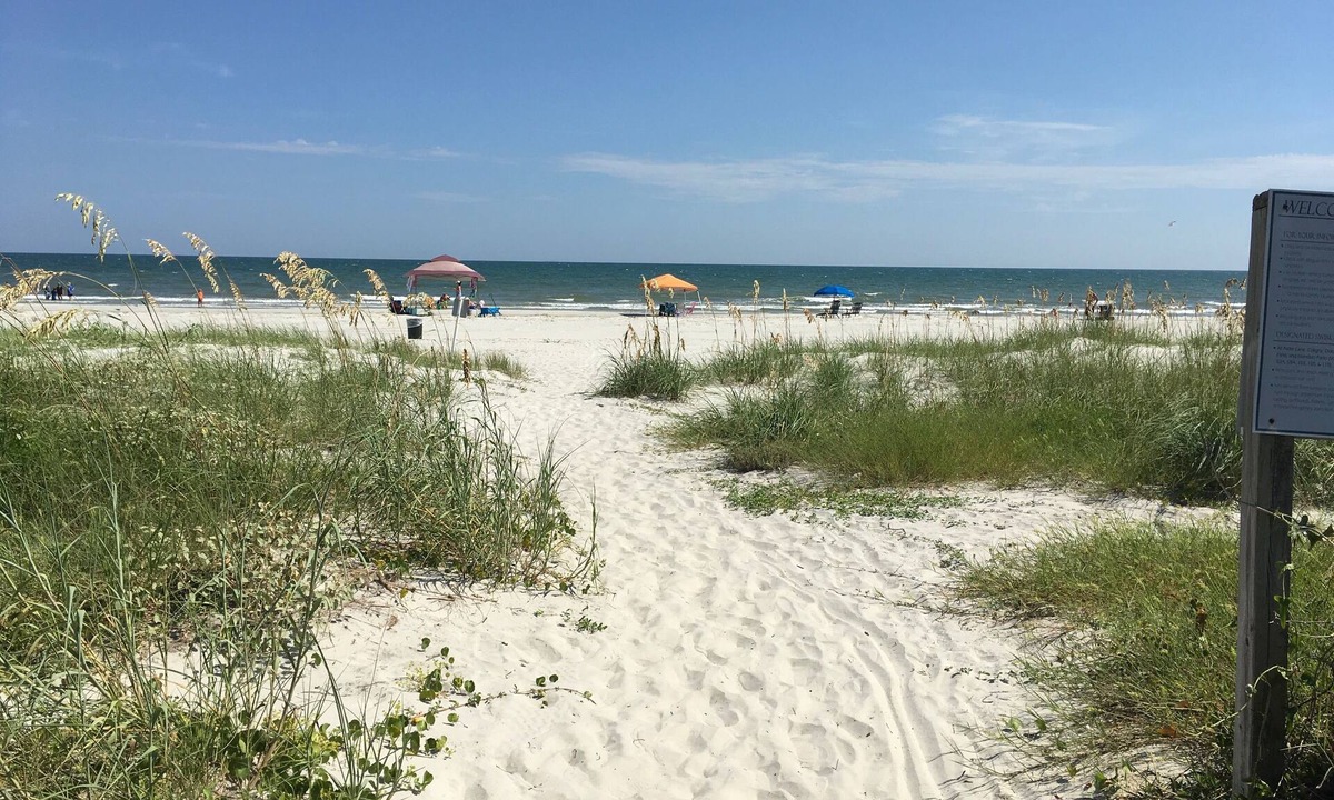 Hilton Head Island House | 3 BEDROOM LUXURY HOME PET FRIENDLY. 1-2 MINUTE WALK TO THE BEACH