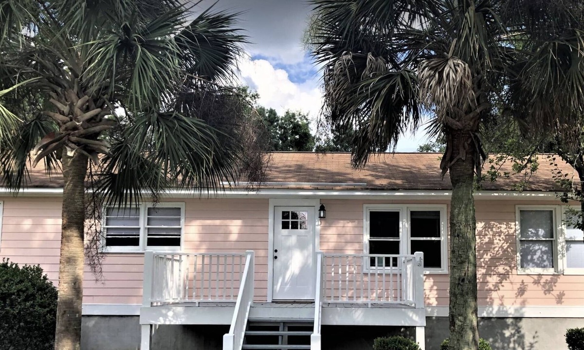 Mount Pleasant House | 3 BR House with fenced yard 5 miles to beach Pet Friendly Shipyard Park 8 miles