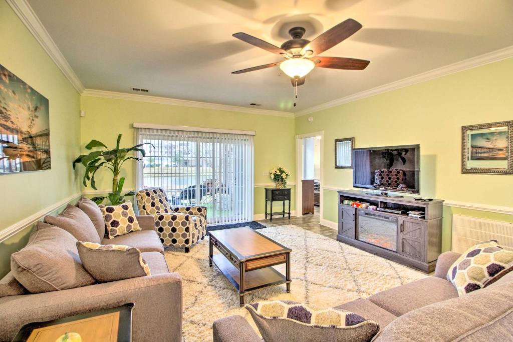 Central Myrtle Beach Apartment | 3 Mi to Ocean Myrtle Beach Condo with Pool Access!
