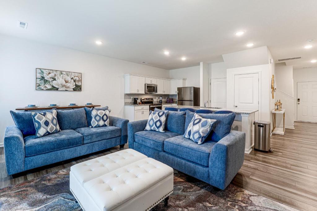 Wilson House | 3 Mi to Wilson! Sleek Townhome w/Screened Porch