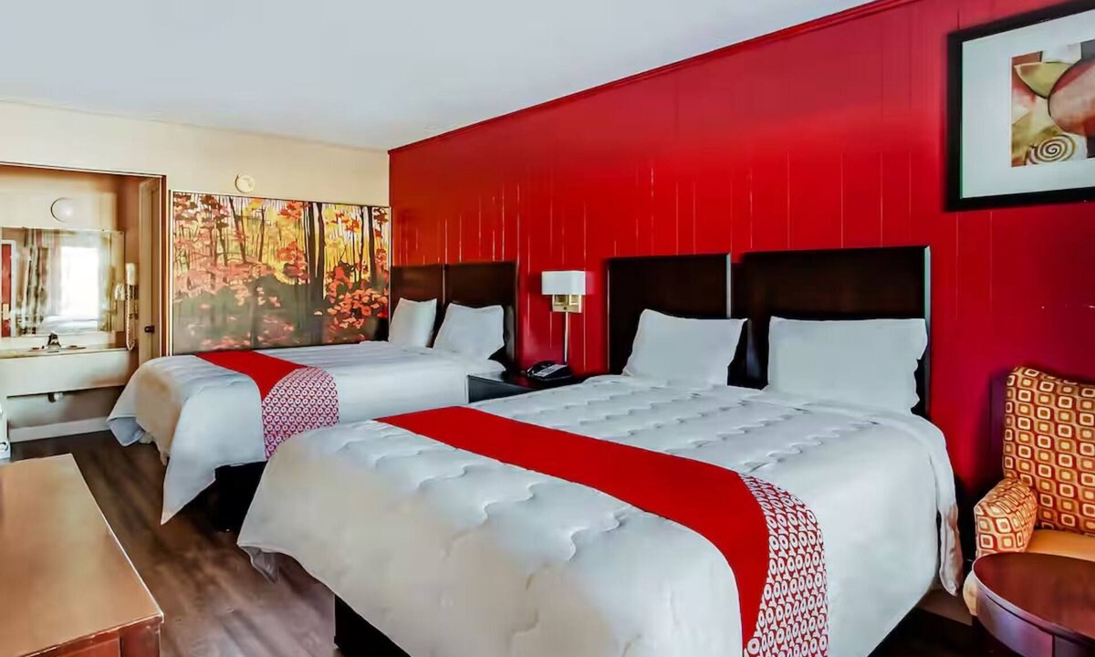Ridgeland Hotel | 3 Queen Rooms with Private Bath Ideal for Quick Road Trips Through Ridgeland