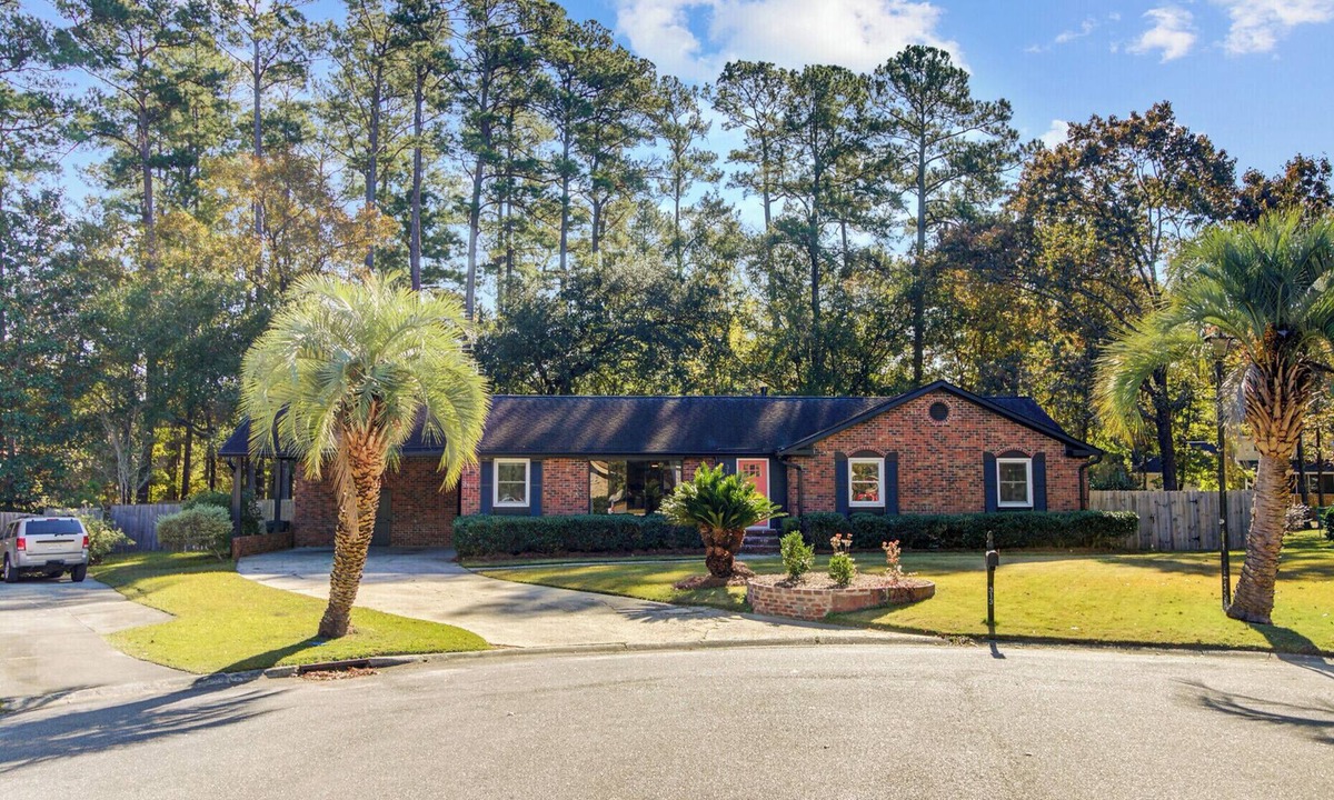 Summerville House | 4 bedroom house in Summerville perfect for family, business, group bookings!
