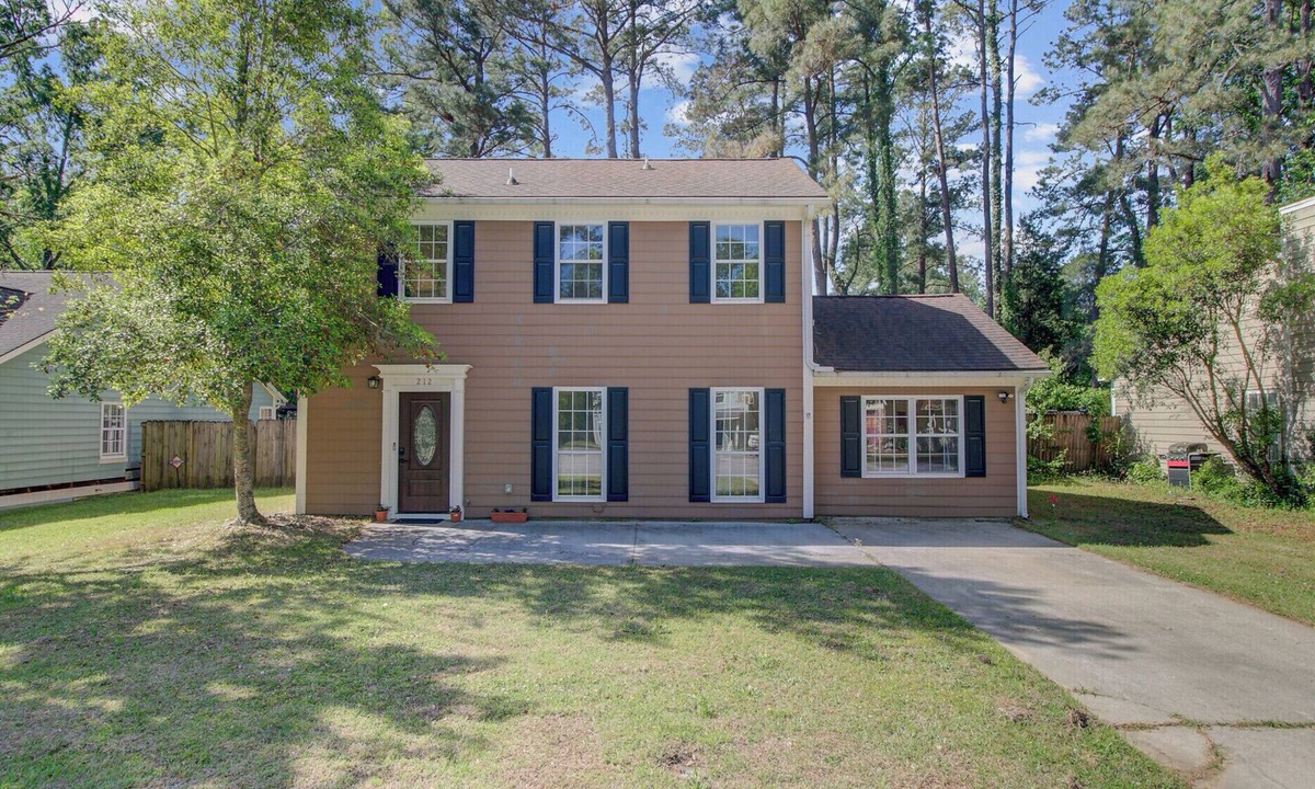 Summerville House | 4-bedroom, Pet Friendly house in amazing Summerville with outdoor patio