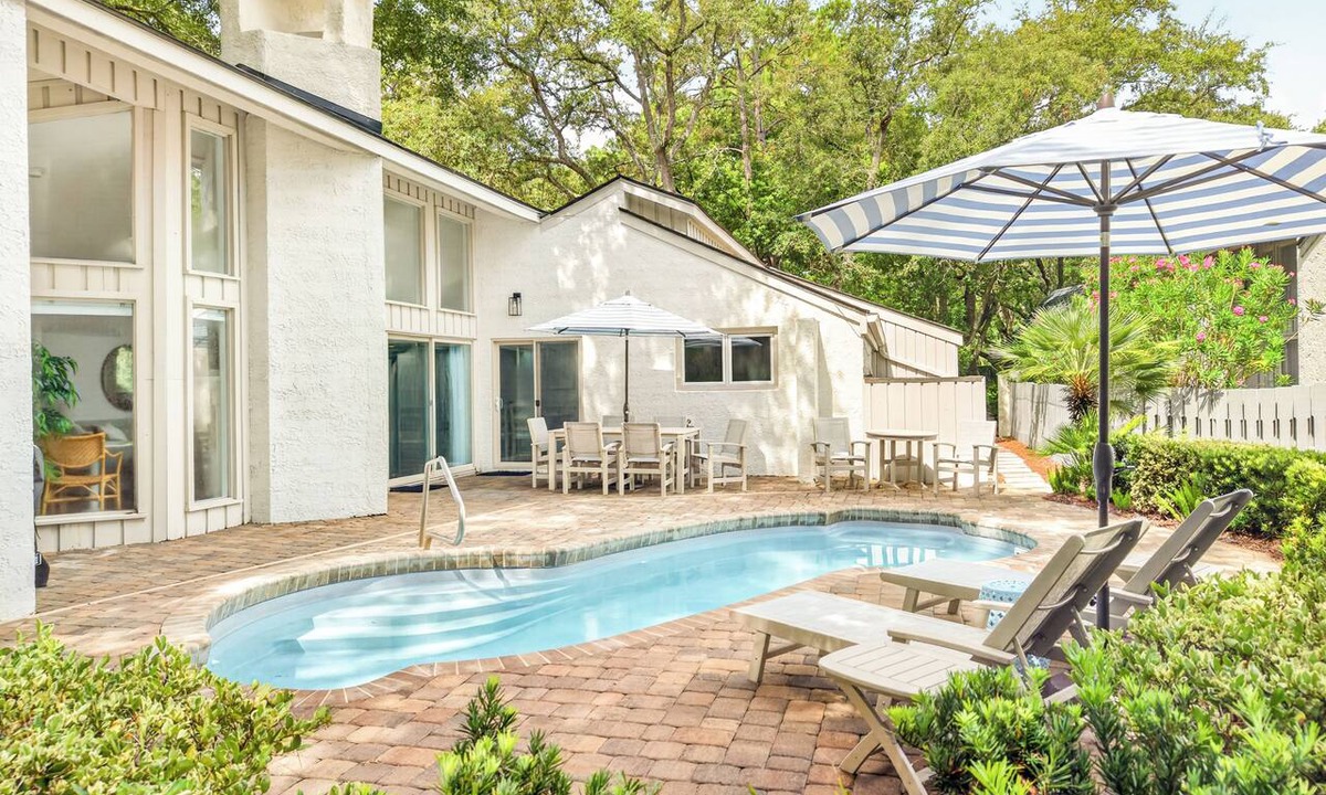 South Beach House | 4 Scaup Court: A BESTNEST by Beverly Serral