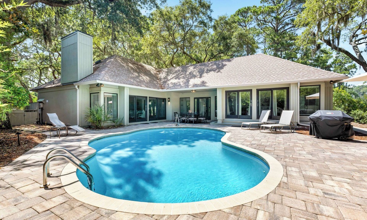 Sea Pines House | 44 Stoney Creek/Harbour Town: BESTNEST by Beverly Serral *Heatable Pool*