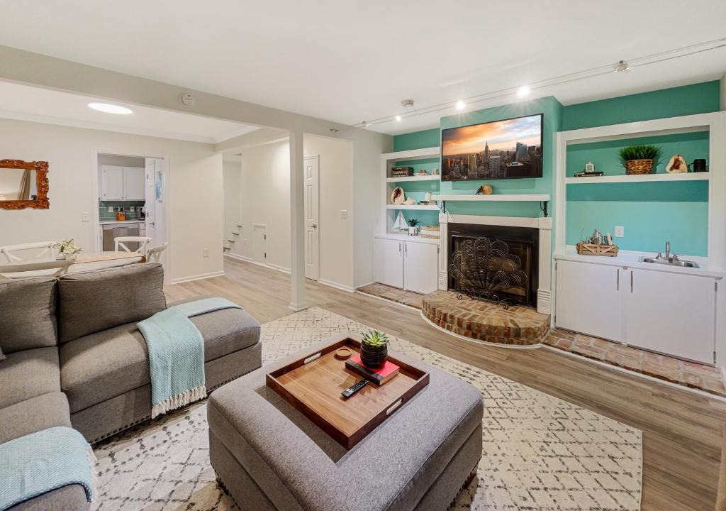 Old Village House | 5 Min to Beach—King Beds