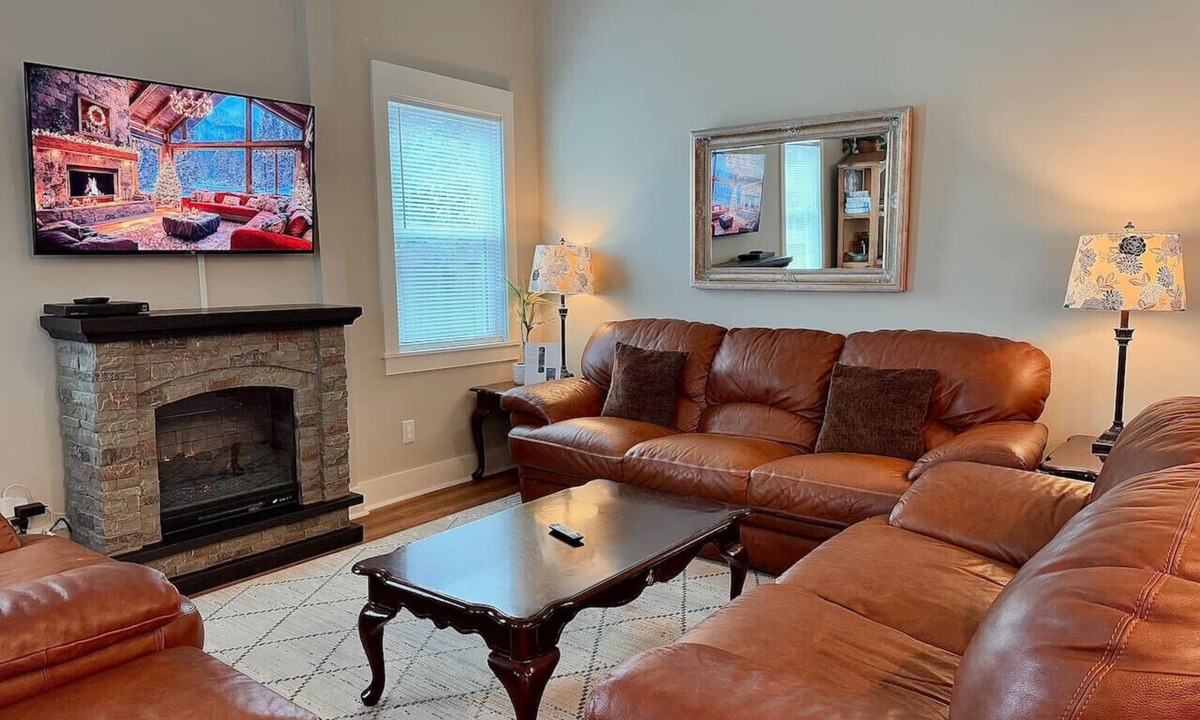 The Bluff House | 5 Minute Walk to Historic Waterfront. Pet Yes