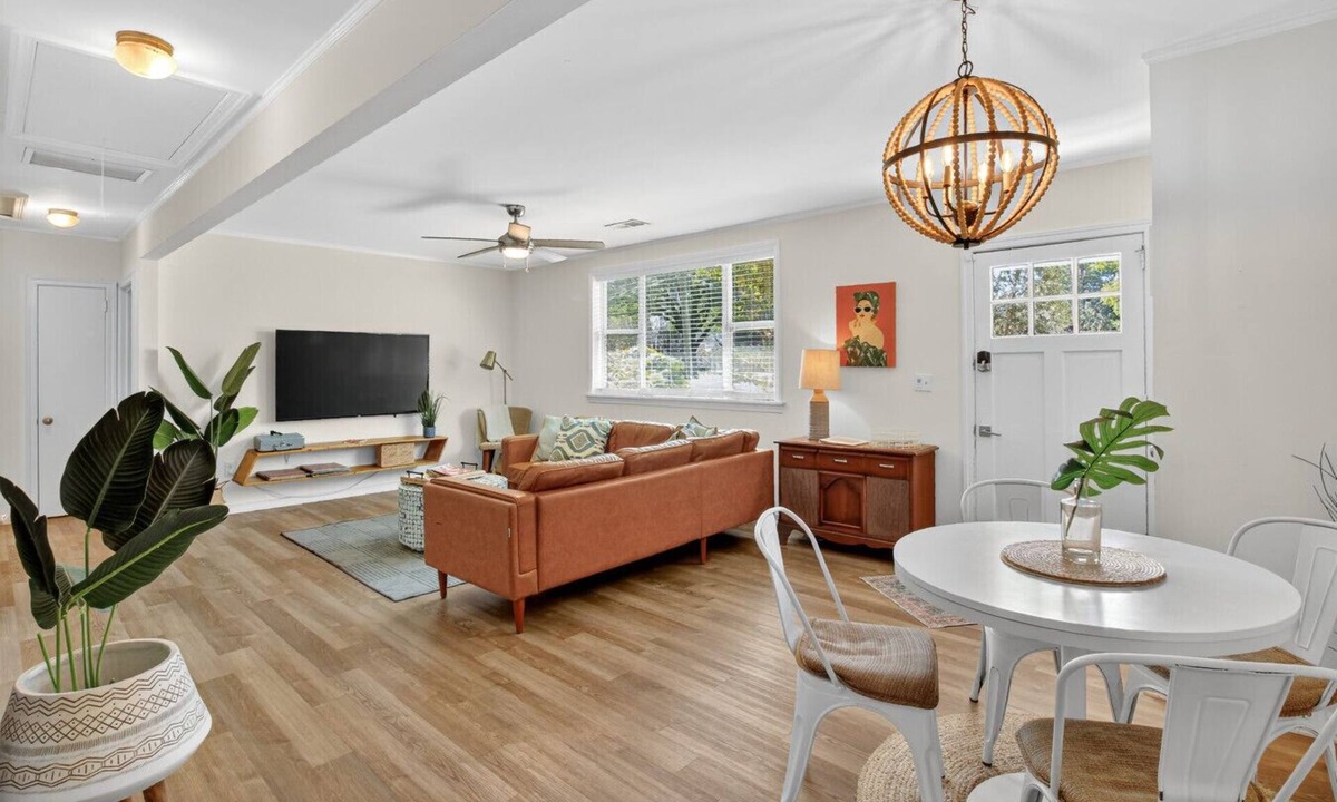Charleston House | 5BR Charleston Oasis w/Screened Porch for Groups