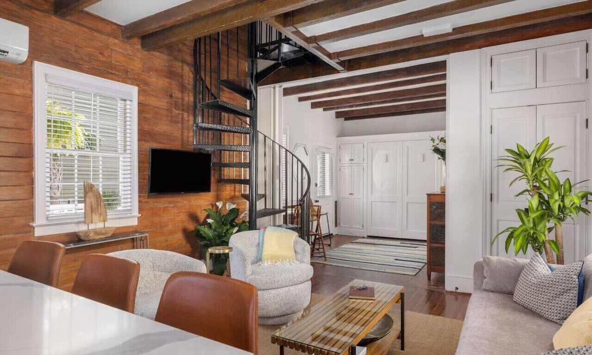 Cannonborough Elliotborough House | 6B at Saint Philip Square, One Block to King, Double Porch Oasis