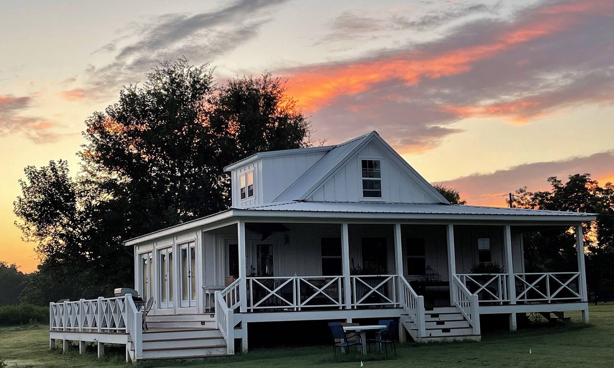 South Carolina Lakes & Blackwater Rivers Cabin | Amazing Barn Lodge on 100 ac Farm, minutes into fun Aiken. Dog & Horse friendly!