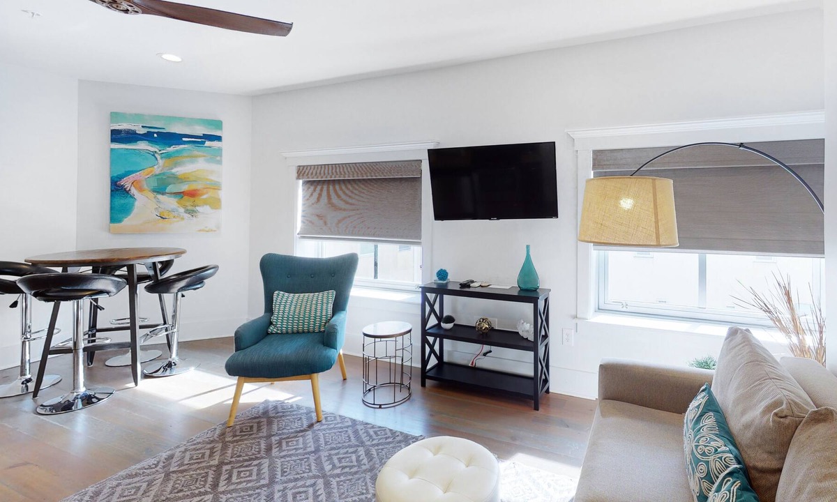 Downtown Charleston House | Amazing luxury suites on King Street w/ washer/dryer, central ac, free WiFi