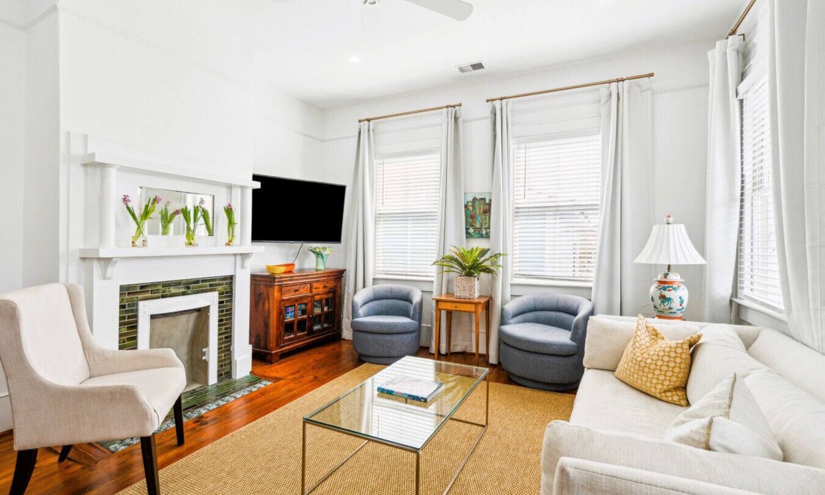 Cannonborough Elliotborough House | B2 at Saint Philip Square, One Block to King, Second Floor Private Porch