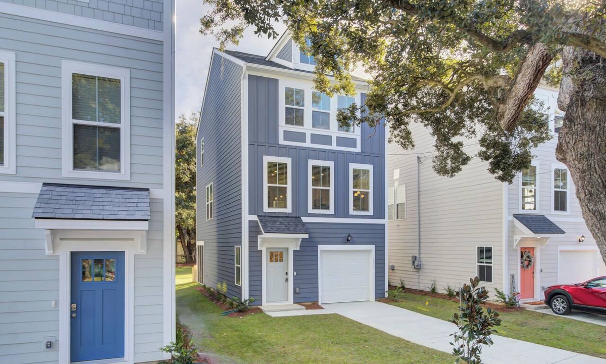 North Charleston House | Back to School Discount! Large, Modern Home/5 min to Park Circle, Pet Friendly