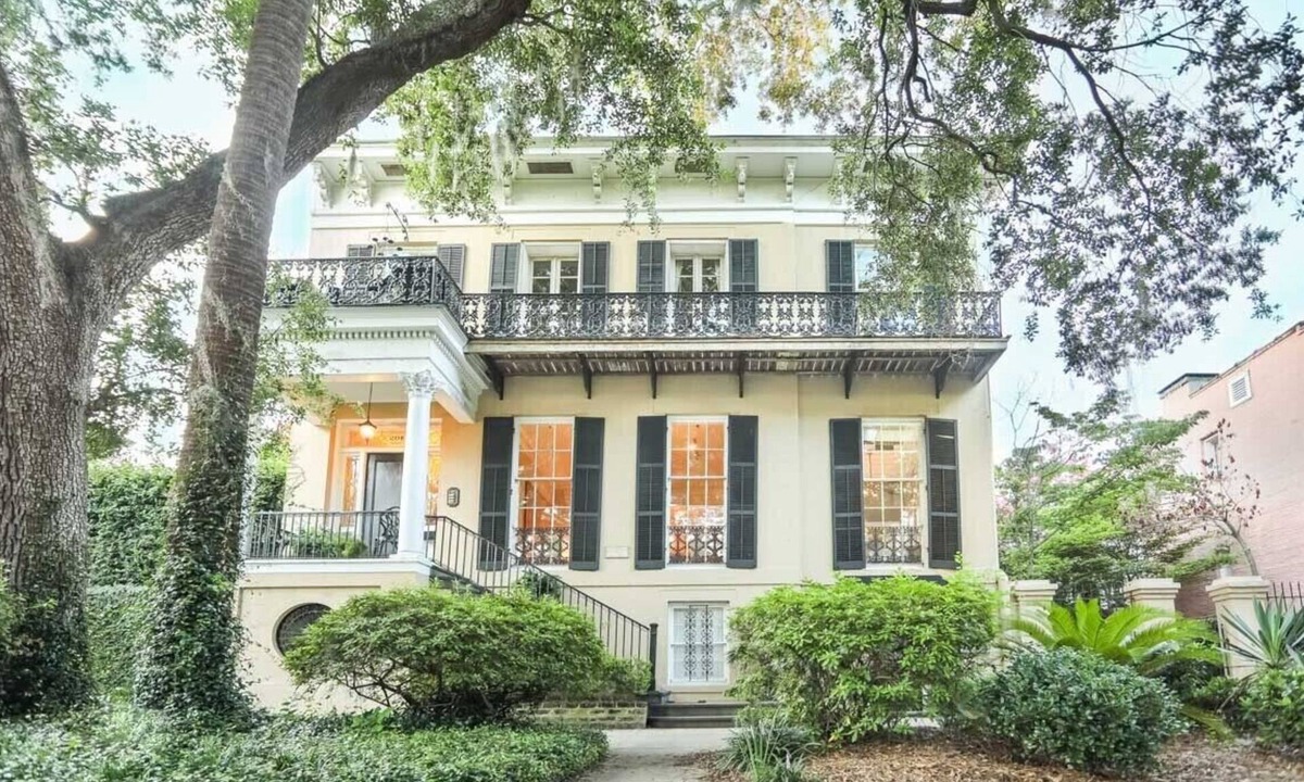 Historic Downtown Savannah House | Beautiful Southern Manor on Famous Jones Street + Parking by Lucky Savannah