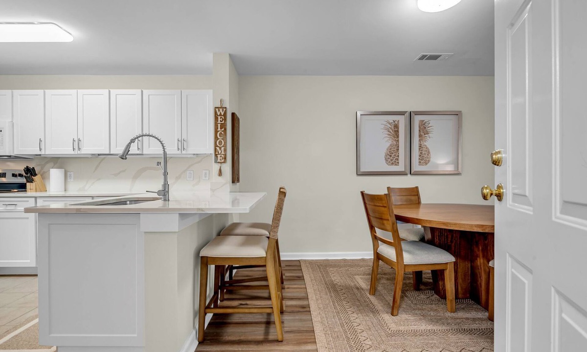 Bluffton House | Beautiful VIP 2/2.5 Townhome in the heart of Bluffton. Walk or bike to Town.