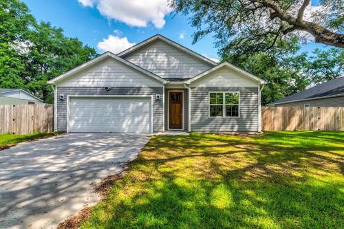 North Charleston House | Big Modern Home with Ample Parking