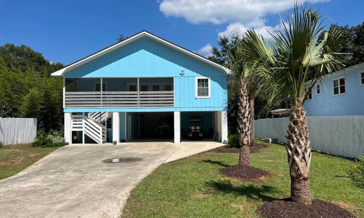 Litchfield by the Sea House | Big Wave ~ Top Rated Modern Beach home. 5Br, 3 Full baths. Beach only 3 min away