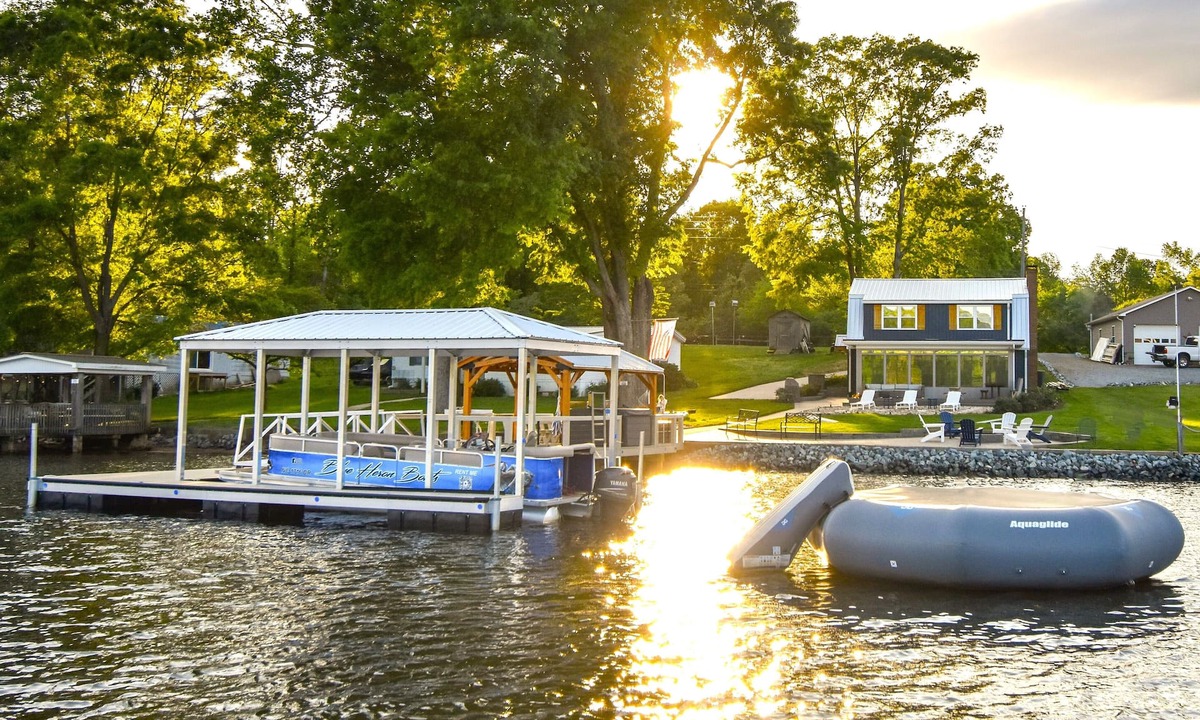 Southmont House | Blue Heron Haven - Ultimate Lake Escape: Lake bouncer, Arcade, Kayaks, Hot Tub