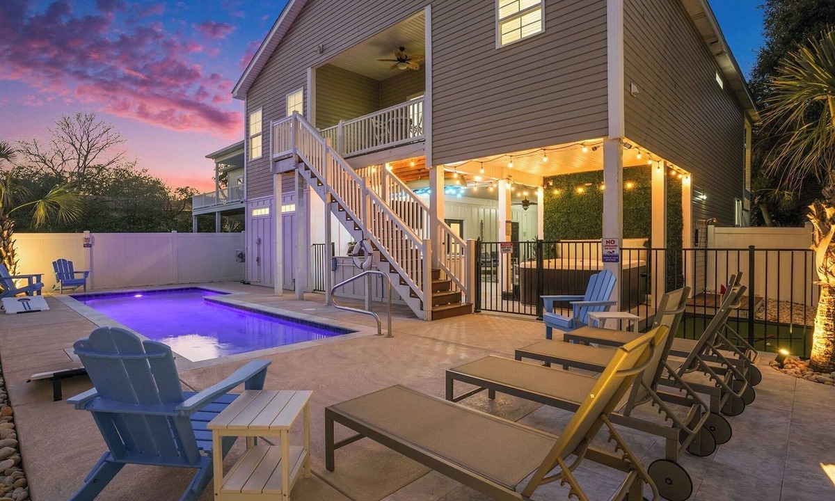 Crescent Beach House | Brand NEW Heatable PRIVATE Pool| Mini-Golf |Hot Tub| Steps2Beach| Ground Floor Suite, Perfect for Families, Close to Everything in NMB!