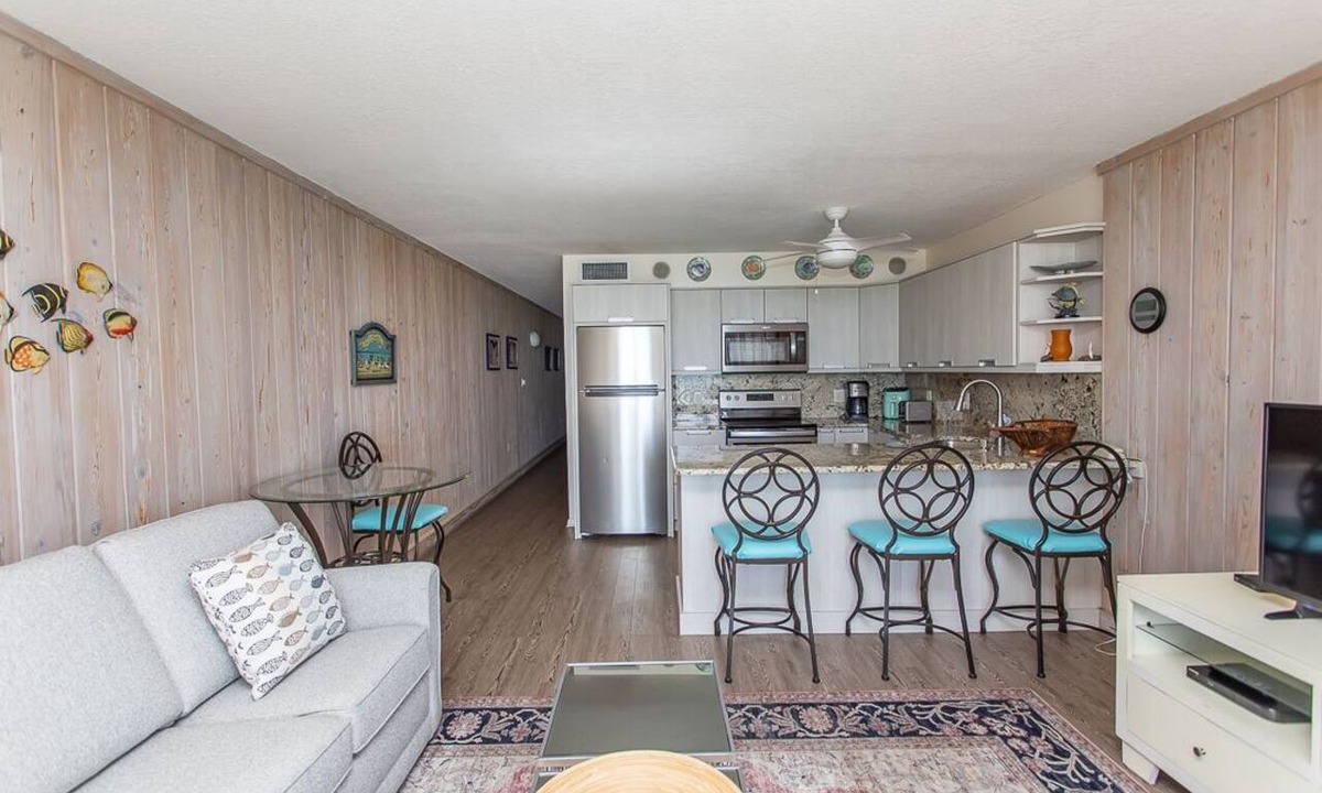 Garden City Condo | BRIGHT AND CHEERY TWO BEDROOM OCEAN FRONT CONDO STEPS AWAY FROM THE OCEAN!