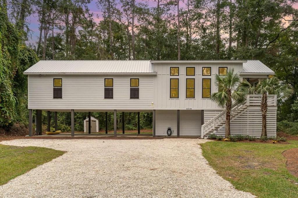 Litchfield by the Sea House | Bright Modern 4 Bdrm House Near Beach Pet Friendly