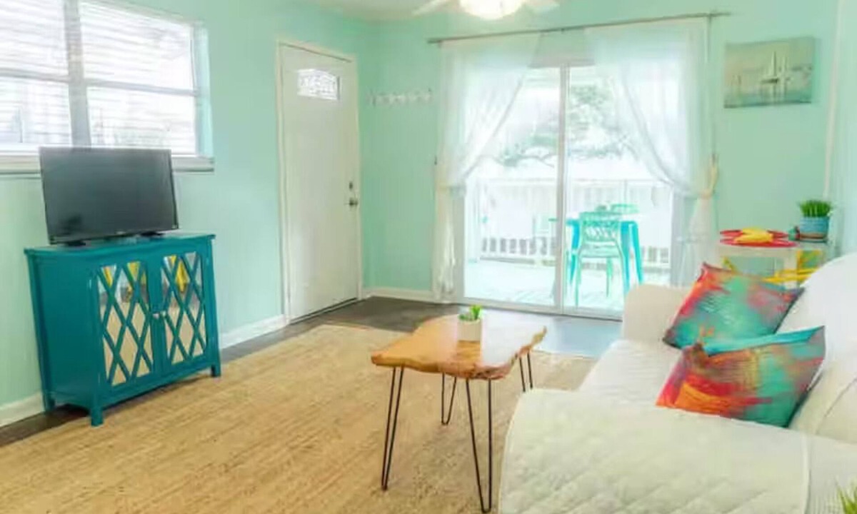 Tybee Island Apartment | BubbleGum Apt “B” 2 blocks to beach!