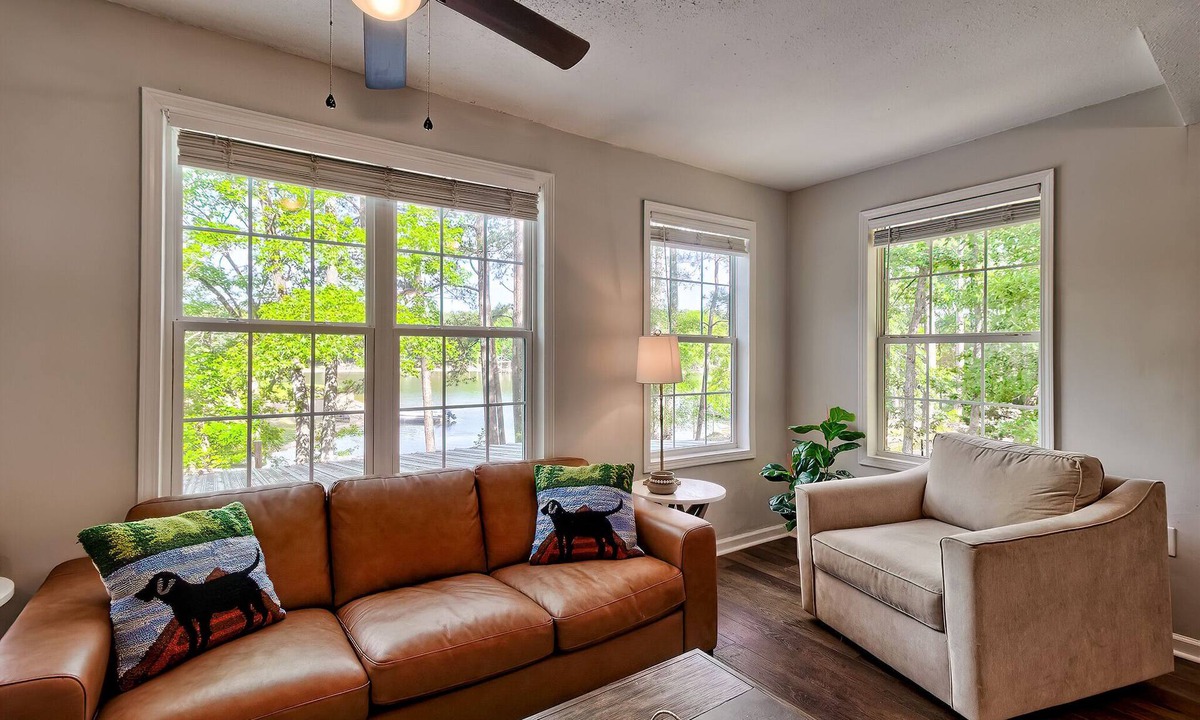 Ridgeway House | Canine Cove- Adorable 2-bedroom/2-bathroom house with Modern Upgrades!