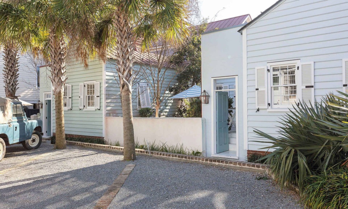 Cannonborough Elliotborough House | Casa Zoë | Cottage Row – Side-by-Side Historic Charm for Groups