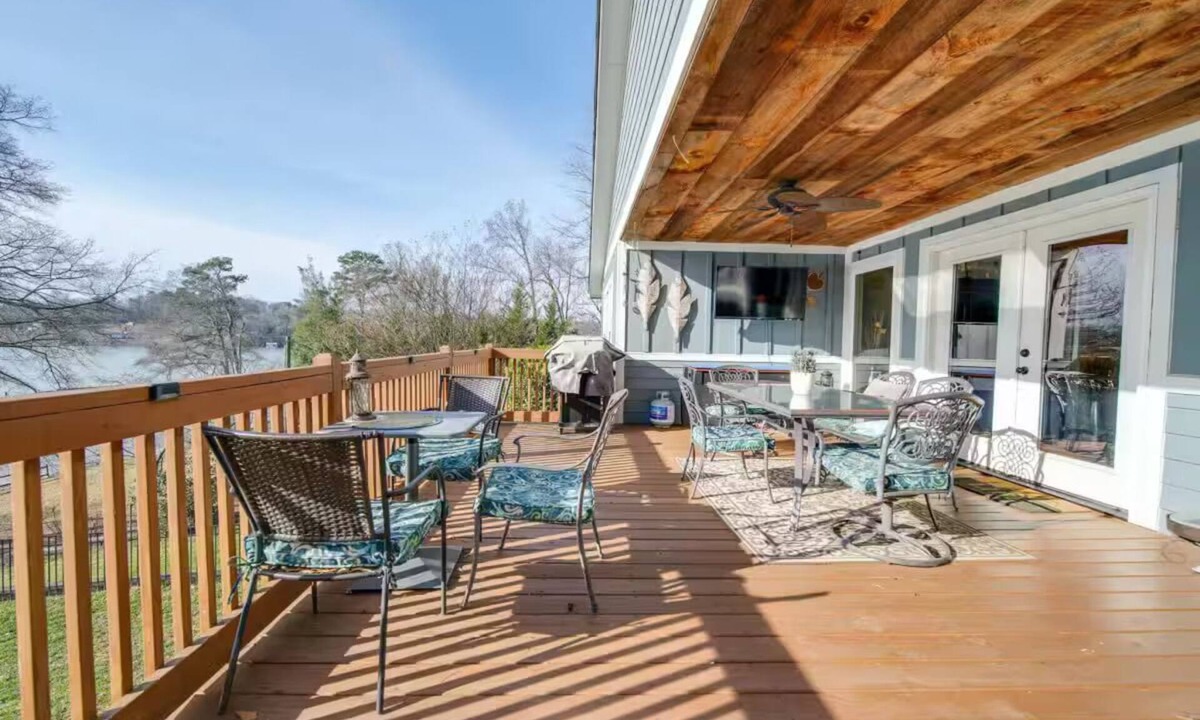 Dixie - Berryhill Cabin | Chalet du Lac – Lakefront Retreat
