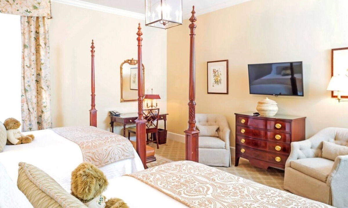 Charleston Historic District Hotel | Charleston Family Getaway: Deluxe Double Queen, Planter Inn, By City Market