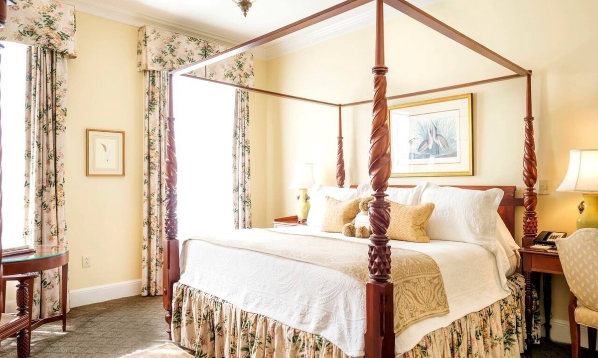Charleston Historic District Hotel | Charleston's Urban Retreat: Refined Comfort in a Historic Setting