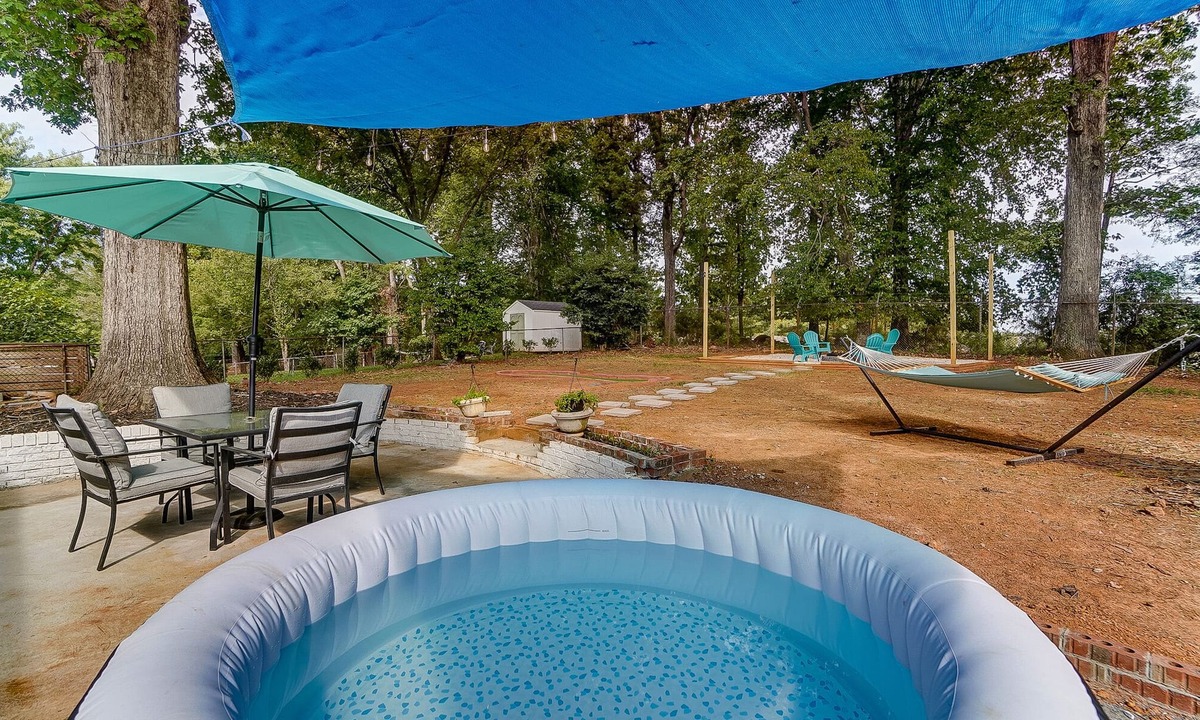Starmount House | Charlotte Pet Friendly 3BR Chateau Hot Tub Mini Golf Fire Pit SouthPark