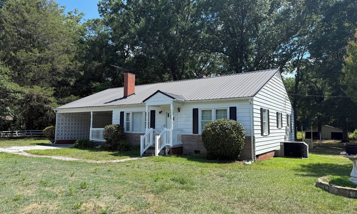 Ether House | Charming 2-Bedroom Home in the Heart of Seagrove Pottery Country