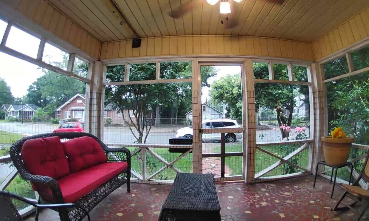 Columbia House | Charming 2-bedroom house with AC, WiFi in Columbia