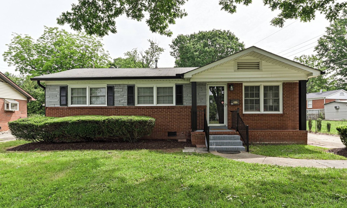Sheffield Park House | Charming 3-bedroom house with WiFi and AC in Charlotte